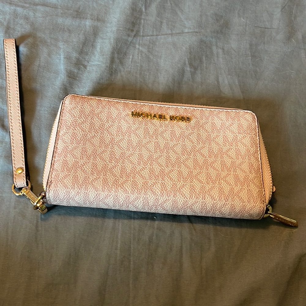 Micheal Kors wristlet